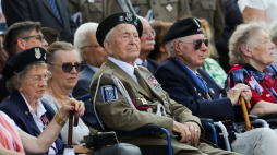 Obchody 80. rocznicy wybuchu Powstania Warszawskiego. Uczestnicy powstania warszawskiego podczas uroczystości przy Pomniku Polskiego Państwa Podziemnego i Armii Krajowej przed Sejmem w Warszawie 1 sierpnia 2024 r. PAP/Paweł Supernak 