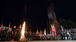 Uroczystość rozpalenia Ognia Pamięci na Kopcu Powstania Warszawskiego na stołecznym Mokotowie. Fot. PAP/L. Szymański