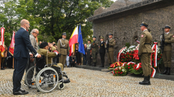 Uczestnik Powstania Warszawskiego Janusz Walendzik ps. `Czarny` przy pomniku Pamięci 50 Tysięcy Mieszkańców Woli Zamordowanych przez Niemców podczas Powstania Warszawskiego. Fot. PAP/P. Nowak 