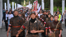 Uczestnicy marszu w alei prowadzącej do pomnika Polegli Niepokonani na warszawskiej Woli, gdzie zakończył się Marsz Pamięci w hołdzie cywilnym ofiarom stolicy, którzy zginęli podczas Powstania Warszawskiego. Fot. PAP/P. Nowak