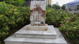 Zdewastowana tablica Tchorka poświęcona ofiarom rzezi Woli przy stacji metra Płocka w Warszawie. Monument znajduje się na terenie dawnej fabryki Ursusa na warszawskiej Woli, gdzie w pierwszych dniach sierpnia 1944 r. rozstrzelano ok. 7 tys. osób. Fot. PAP/R. Guz