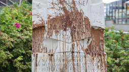 Zdewastowana tablica Tchorka poświęcona ofiarom rzezi Woli przy stacji metra Płocka w Warszawie. Monument znajduje się na terenie dawnej fabryki Ursusa na warszawskiej Woli, gdzie w pierwszych dniach sierpnia 1944 r. rozstrzelano ok. 7 tys. osób. Policja poszukuje sprawców. PAP/Rafał Guz