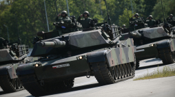 Przygotowania defilady z okazji Święta Wojska Polskiego w 1. Warszawskiej Brygadzie Pancernej w Warszawie Wesoła. PAP/Marcin Obara