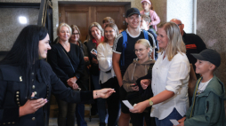 Milionowa turystka zwiedzająca kopalnię w 2024 r., Ewelina Krawczyk (2P) z rodziną podczas uroczystości uhonorowania milionowego gościa Kopalni Soli „Wieliczka”. PAP/Łukasz Gągulski