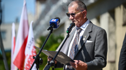 Jeden z b. internowanych Władysław Kałuziński przemawia pod tablicą przy Zakładzie Karnym w Kwidzynie. PAP/Marcin Gadomski
