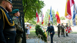 Ambasador Niemiec w Polsce Viktor Elbling składa wieniec przed pomnikiem Bohaterów Getta na placu im. Mordechaja Tenenbauma w Białymstoku, 16 bm. Trwają obchody 81. rocznicy wybuchu powstania w białostockim getcie. Fot. PAP/M. Zieliński