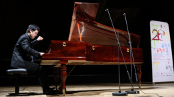 Pianista Eric Guo podczas występu w Studiu Koncertowym Polskiego Radia im. Witolda Lutosławskiego. Fot. PAP/L. Szymański 