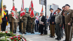 Kombatanci, a wśród nich uczestnik powstania warszawskiego mjr Leszek Żukowski, ps. Antek składa wieńce pod pamiątkową tablicą na budynku „PAST-y” w Warszawie. PAP/Albert Zawada