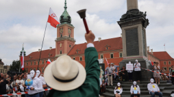 Uczestnicy protestu przeciwko ograniczeniu lekcji religii na placu Zamkowym w Warszawie, 21 sierpnia 2024 r. Fot. PAP/A. Zawada