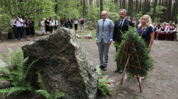 Burmistrz Tykocina Mariusz Dudziński (C) i pełnomocnik wojewody podlaskiego ds. mniejszości narodowych i etnicznych Artur Konopacki (L) podczas obchodów 83. rocznicy zagłady tykocińskich Żydów w Lesie Łopuchowskim. Fot. PAP/A. Reszko