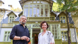 Kuratorzy wystawy Magdalena Gonera i Filip Appel na otwarciu wystawy stałej w Centralnym Muzeum Włókiennictwa w Łodzi „Ostatnie lato” 28 bm. w willi letniskowej w Łódzkim Parku Kultury Miejskiej. PAP/Marian Zubrzycki