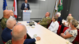 Szef Urzędu do Spraw Kombatantów i Osób Represjonowanych Lech Parell (C) podczas spotkania w Kielcach. 08.08.2024. Fot. PAP/P. Polak