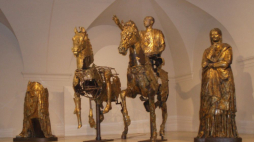 Rzeźby z Cartoceto w muzeum w miasteczku Pergola. Fot. Accurimbono. Źródło: Wikimedia Commons