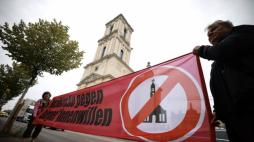 Protest przeciwko odbudowie wieży kościoła garnizonowego w Poczdamie. Fot. PAP/EPA