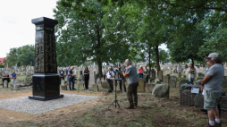 Odsłonięcie odrestaurowanego pomnika pogromowego na Cmentarzu Żydowskim. Białystok, 11.08.2024. Fot. PAP/A. Reszko