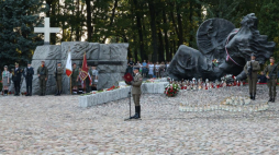 Obchody 80. rocznicy wybuchu powstania warszawskiego: Apel Pamięci podczas uroczystości przed pomnikiem "Polegli – Niepokonani” na Cmentarzu Powstańców Warszawy na Woli. Fot. PAP/A. Zawada