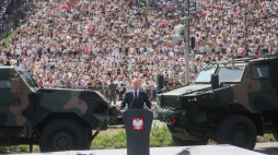 Premier Donald Tusk przemawia przed rozpoczęciem defilady z okazji Święta Wojska Polskiego na Wisłostradzie w Warszawie. Fot. PAP/L. Szymański