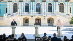 Prezydent RP Andrzej Duda (L), prezydent Ukrainy Wołodymyr Zełenski (C) i premier Litwy Ingrida Simonyte (P) na konferencji prasowej podczas obchodów 33. rocznicy odzyskania przez Ukrainę niepodległości. Kijów, 24.08.2024. Fot. PAP/V. Musiienko