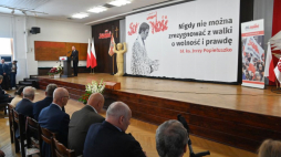 Prezydent RP Andrzej Duda (L) na uroczystym spotkaniu Zarządu Regionu Gdańskiego NSZZ „Solidarność” w Stoczni Gdańskiej w ramach obchodów 44. rocznicy podpisania Porozumień Sierpniowych i powstania NSZZ „Solidarność”. Fot. PAP/A. Jackowski