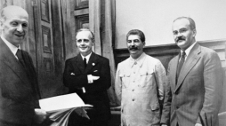 Od lewej stoją: szef działu prawnego niemieckiego MSZ Friedrich Gauss, niemiecki minister spraw zagranicznych Joachim von Ribbentrop, Józef Stalin oraz ludowy komisarz (minister) spraw zagranicznych ZSRR Wiaczesław Mołotow. 23 sierpnia 1939 roku w Moskwie. Źródło: Wikimedia Commons