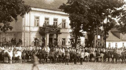 Defilada polskiej kawalerii w Sejnach. Źródło: Wikimedia Commons