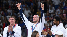 Igrzyska Olimpijskie Paryż 2024: siatkarze reprezentacji Polski (od lewej): Łukasz Kaczmarek, Bartosz Kurek i Wilfredo Leon, podczas ceremonii dekoracji medalowej. Fot. PAP/A. Warżawa