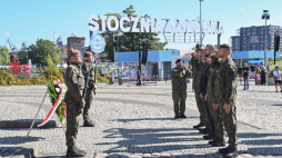 Wicepremier, minister obrony narodowej Władysław Kosiniak-Kamysz (2P) składa kwiaty przed Pomnikiem Poległych Stoczniowców. Gdańsk, 31.08.2024. Fot. PAP/A. Jackowski