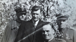 Od prawej: Henryk Sucharski, Leon Pająk, Wincenty Sobociński (w cywilu) i Franciszek Dąbrowski. Westerplatte, 1939 r. Źródło: Wikimedia Commons