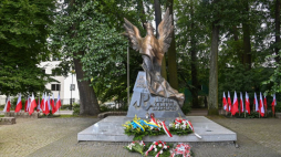 Obchody 80. rocznicy wybuchu powstania warszawskiego: uroczystości przed pomnikiem Armii Krajowej w Sopocie. Fot. PAP/A. Jackowski