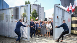 Henryka Krzywonos-Strycharska (C-L), Danuta Wałęsa (C) i prezydent Gdańska Aleksandra Dulkiewicz (C-P) podczas uroczystego otwarcia Bramy nr 2 Stoczni Gdańskiej. Gdańsk, 31.08.2024. Fot. PAP/M. Gadomski