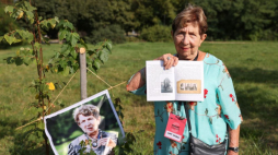 Ocalona z łódzkiego getta Hana Svirsky przy drzewku jej poświęconym w Parku Ocalałych w Łodzi. Fot. PAP/M. Zubrzycki