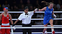 Igrzyska Olimpijskie Paryż 2024. Polka Julia Szeremeta (niebieska) zwyciężyła w pojedynku ćwierćfinałowym z Portorykanką Ashleyann Lozada Mottą (czerwona) w kategorii 57 kg turnieju bokserskiego. 04.08.2024. Fot. PAP/A. Warżawa