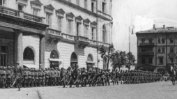 Uroczysta zmiana oddziałów Wehrmachtu przed dowództwem z okazji zawieszenia broni przez Francję.  Warszawa, czerwiec 1940 r. Fot. NAC