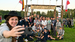 Marszałek Senatu Małgorzata Kidawa-Błońska (C) podczas uroczystego zlotu z okazji 35-lecia Związku Harcerstwa Polskiego na Litwie w Bieliszkach. Fot. PAP/V. Doveiko