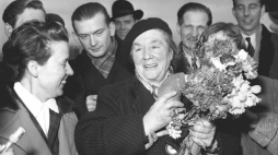 Powitanie powracającej do Polski wybitnej pisarki Zofii Kossak-Szczuckiej. Warszawa, 1957 r. Fot. PAP/Pieńkowski