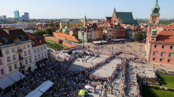 Obchody 80. rocznicy wybuchu powstania warszawskiego: przygotowania do utworzenia symbolu Polski Walczącej na pl. Zamkowym w Warszawie, w ramach akcji społecznej pn. Żywy Znak dla Powstania Warszawskiego. Fot. PAP/P. Supernak