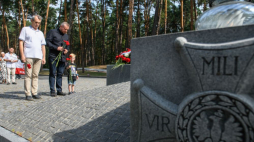 Dyplomaci i przedstawiciele Polonii na Ukrainie składają wieńce na Polskim Cmentarzu Wojennym w Kijowie-Bykowni w 85. rocznicę agresji Niemiec na Polskę. Fot. PAP/V. Musiienko