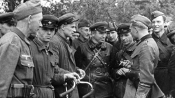 Spotkanie żołnierzy Wehrmachtu i Armii Czerwonej 20 września 1939 roku, na wschód od Brześcia. /Źródło:Wikipedia/Bundesarchiv