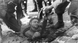 Powstaniec wychodzący z kanału na Mokotowie. Źródło: en.wikipedia/Bundesarchiv