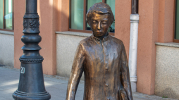 Pomnik młodego Ludwika Zamenhofa w Białymstoku. Źródło: Wikipedia, Przemysław Wierzbowski