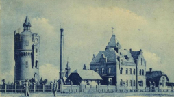 Widokówka z 1900 r. przedstawiająca stację pomp Stare Bielany w Toruniu. Źródło: Wikimedia Commons