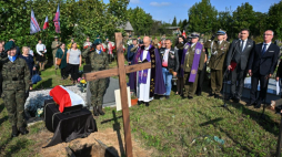 Wiceprezes IPN dr Krzysztof Szwagrzyk (P) na pogrzebie Napoleona Ciukszy ps. Waligóra w Powiewiórce. Fot. PAP/V. Doveiko