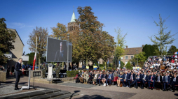 Premier Dick Schoof podczas obchodów 80. rocznicy operacji Market Garden w Driel. Fot. PAP/EPA