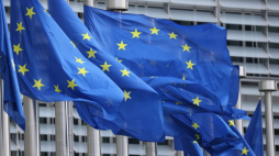 Flagi europejskie w Brukseli. Fot. PAP/L. Szymański