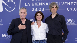 Amos Gitai (L), Irene Jacob i Micha Lescot podczas 81. festiwalu w Wenecji. Fot. PAP/EPA