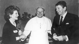 Papież Jan Paweł II przyjął na prywatnej audiencji prezydenta USA Ronalda Reagana (P) i jego małżonkę - Nancy Reagan. Watykan, czerwiec 1982 r. Fot. PAP/CAF