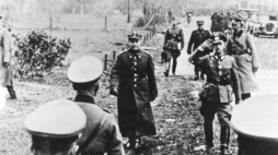 Kapitulacja Warszawy – 28 września 1939 r. o godz. 13.15 w budynku fabryki Skody na Rakowcu gen. Tadeusz Kutrzeba (C, w płaszczu) i gen. Johannes Blaskowitz podpisali umowę o kapitulacji polskiej stolicy. Fot. Bundesarchiv. Źródło: Wikimedia Commons