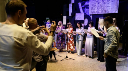 Uczestnicy Narodowego Czytania „Kordiana” na scenie Akademickiego Teatru Dramatycznego Podole w Kijowie. Fot. PAP/V. Musiienko