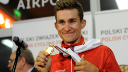 Kolarski mistrz świata Michał Kwiatkowski prezentuje złoty medal na warszawskim lotnisku Okęcie. 29.09.2014. Fot. PAP/B. Zborowski