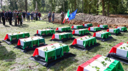 Uroczystość podjęcia szczątków pochodzących z Włoch jeńców wojennych, zmarłych w niemieckim obozie Lamsdorf na terenie Starego Cmentarza Jenieckiego w Łambinowicach. Fot. PAP/K. Świderski